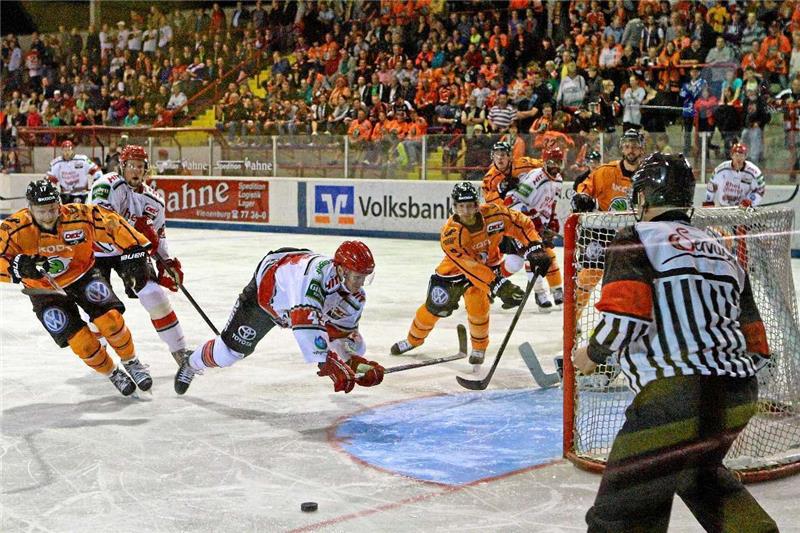 Dicke Luft vor dem Kasten der Grizzly Adams, aber der Kölner Alexander Weiß (3. v. li.) verpasst den Puck.  Foto: Bein