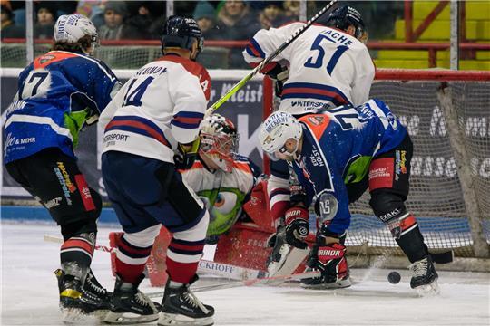 Dicke Luft vor dem Kasten der Harzer Falken, aber Torwart Taylor Dupuis und Patrik Franz (r.) bekommen diese Situation noch bereinigt. Fotos: Drechsler