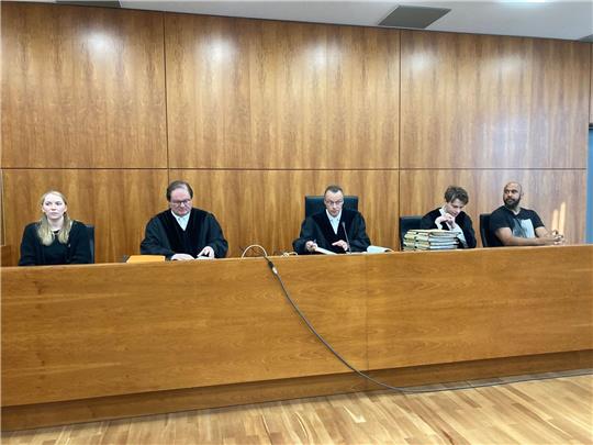 Die 1. Große Jugendkammer des Landgerichts Kassel vor Beginn der Verhandlung im Fall einer getöteten 14-Jährigen aus Bad Emstal.