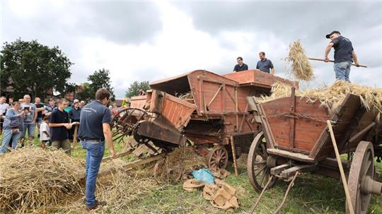 Die 100 Jahre alte Dreschmaschine mit dem Strohbinder von Claas tut es noch.