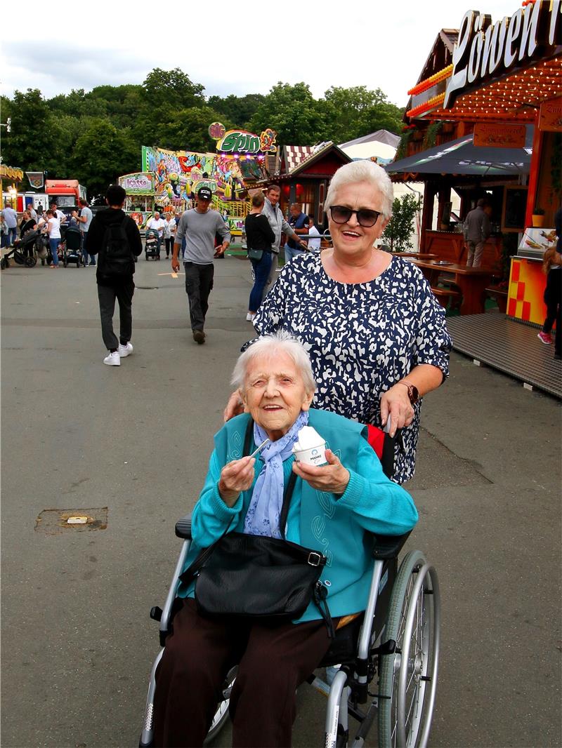 Die 100-jährige Anni John isst ein Eis.