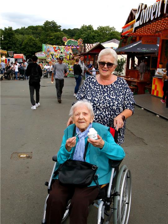 Die 100-jährige Anni John isst ein Eis.