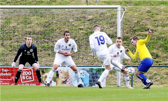 Die 102-Gegentore-Abwehr macht diesmal dicht: Arne Düber, Austin Redemann und Brian Bothe (v. li.) blocken gemeinsam einen Germania-Spieler ab. Torwart Niklas Hanns braucht nicht einzugreifen. Foto: Epping