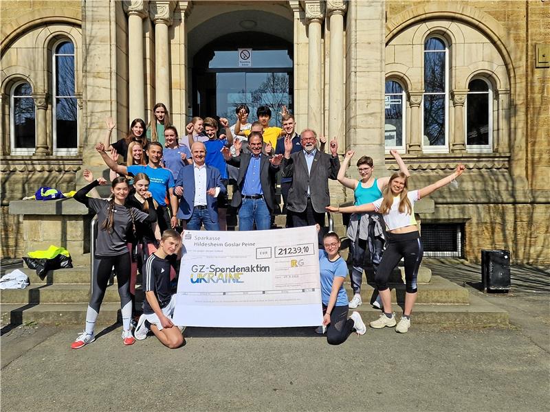 Ukraine-Hilfe: Goslarer Gymnasiasten mit großem Herzen Die 10b am Ratsgymnasium kann wahrlich stolz sein: Mehr als 21.000 Euro kamen durch Aktionen der Schülerinnen und Schüler zusammen. Große Anerkennung gab es von Sportfachobmann Marc Schweter, Elternvereinsvorsitzendem Thomas Brych, GZ-Chefredakteur Jörg Kleine und Schulleiter Hans-Peter Dreß (Mitte v. li.). Foto: Sowa