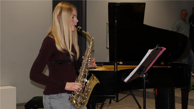 Nele und Tim Habig als Jugendsportler des Jahres ausgezeichnet Mädchen mit Saxophon.