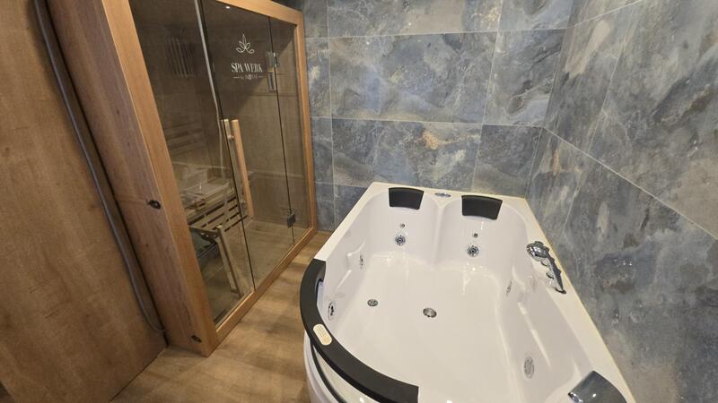 Nach knapp fünf Jahren: Der goldene Stern leuchtet wieder Die 17 Zimmer sind mit modernen Bädern ausgestattet. In der Suite gibt es sogar eine Sauna.