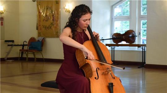 Die 18-jährige Meral Hamut spielt seit zwölf Jahren Cello.