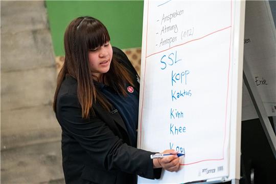 Die 19-jährige Mia Großmann gibt einen Erste-Hilfe-Kurs auf Plattdeutsch im Ohnsorg-Theater.