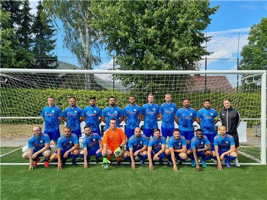 Die 2. Mannschaft des VfL Oker belegt unter der Regie von Trainer Ender Özvar (hinten stehend rechts) Rang zwei in der Staffel 1 der 1. Nordharzklasse und spielt künftig im Oberhaus des Fußballkreises Nordharz. Foto: Privat