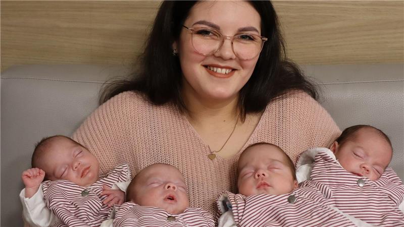 Fit und gesund - Vierlinge dürfen Geburtsklinik verlassen Die 22-jährige Mutter durfte mit ihren Vierlingen am 3. April das Krankenhaus verlassen.