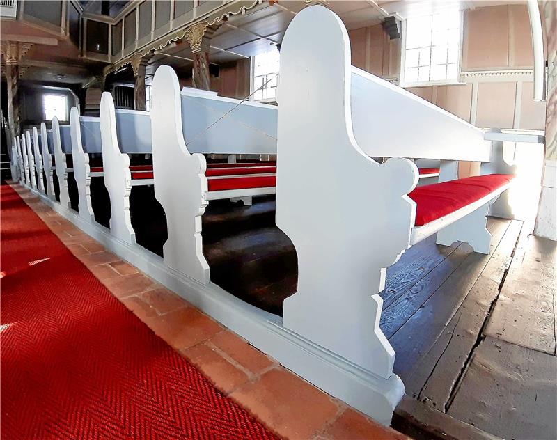 Denkmalgeschützte Bänke der Altenauer St.-Nikolai-Kirche sind frisch gestrichen Die 24 Bänke im Kirchenschiff haben ein gleichmäßiges helles Grau bekommen. Sie sind befreit von Abnutzungsspuren, wie sie die Bänke auf der Empore aufweisen (dürfen). Innerhalb einer Woche hatten die Handwerker ihre Arbeit in der St.-Nikolai-Kirche erledigt. Fotos: Potthast