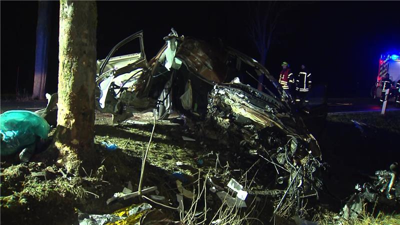Schwerer Unfall auf B 243 bei Seesen: Zwei Tote Die 24-jährige Beifahrerin sowie ein 21 Jahre alter Mitfahrer starben noch an der Unfallstelle, wie die Polizei am Samstagmorgen mitteilte. Foto: Hannover Reporter