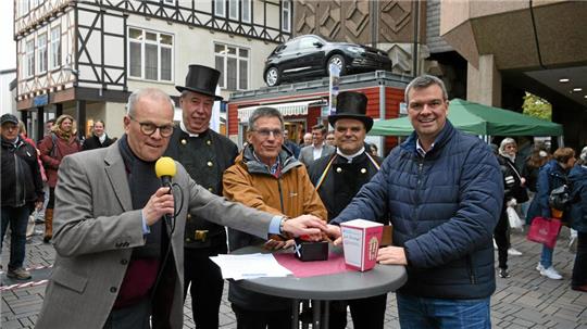 Die 26. Goslarer Stadttombola wird von (v.li.) Stefan Voigt, Axel Siebe und Dr. Alexander Saipa eröffnet. Für ein glückliches Händchen stärken ihnen die Bezirksschornsteinfegermeister Holger Hausdörfer und Marc Rogoß den Rücken.
