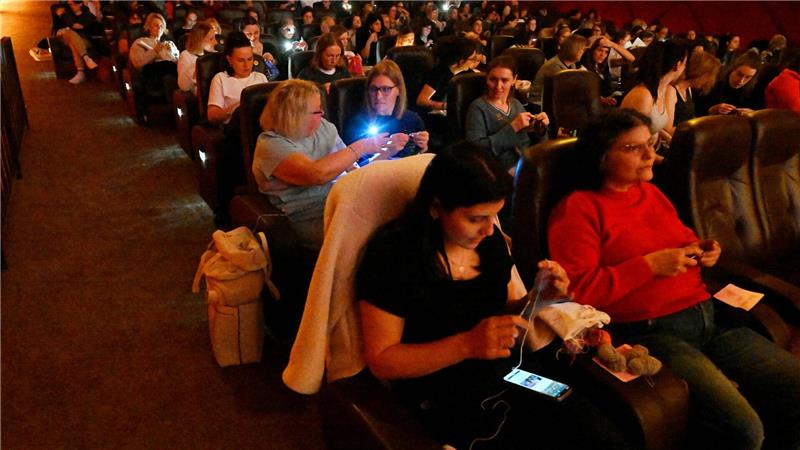 Die 260 Plätze im Kino sind alle belegt - fast ausnahmslos sind Frauen gekommen.