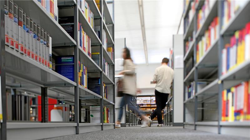Belästigung in Clausthaler Bibliothek? Aussagen mit Widersprüchen Die Universitäts-Bibliothek in Clausthal, von innen. Mehrere Bücher stehen in den Regalen. Im Hintergrund läuft eine Frau vorbei, ein Mann steht mit überkreuzten Beinen an ein Regal gelehnt.