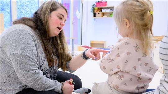 Die 29-jährige Spanierin hat die Kleinkinder während der Eingewöhnungsphase in der Kita kennengelernt. 