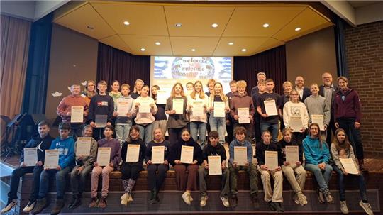 Die 29 neuen Teen-Scouts präsentieren mit Ausbildern und Vertretern der drei Schulleitungen ihre Urkunden.