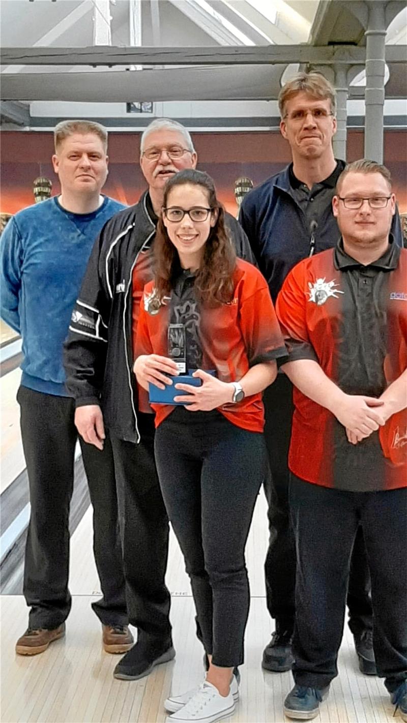 Die 3. Mannschaft des 1. BC Goslar gewinnt mit Stefan Zieke, Siegfried Dornieden und Frank Kopetzki (hinten v. li.) sowie Katharina Koch und René Dill den Titel in der Bezirksklasse. Aufsteigen kann sie jedoch nicht. Foto: Privat