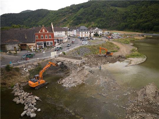 Die 300 Jahre alte Nepomukbrücke wird abgerissen.