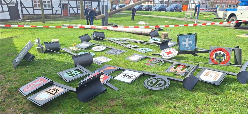 Die 31 Wappenschilder stammen von Schladener Vereinen und Verbänden sowie auch der früheren Schladener Handwerkervereinigung. Foto: Hohaus