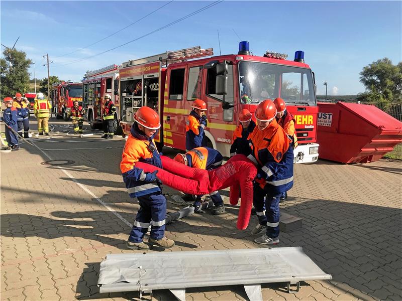 Besondere Aktion für junge Feuerwehrleute Die 34 Jugendfeuerwehren im Landkreis – hier die Bad Harzburger Gruppe bei einer gemeinsamen Übung mit der Partnerfeuerwehr aus Lägerdorf – bestehen zurzeit aus 413 Jungen und 177 Mädchen, dazu kommen 171 Jungen und Mädchen in den 10 Kinderfeuerwehren. Fotos: GZ-Archiv/ Feuerwehr