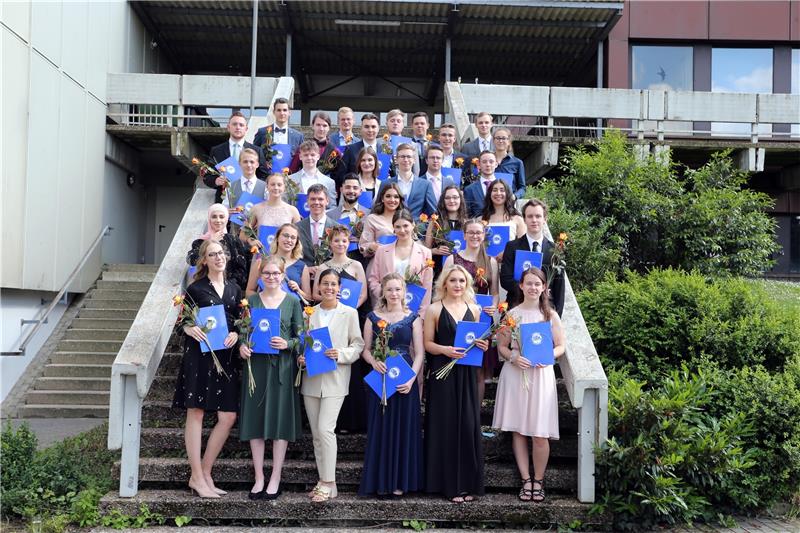 Die 35 Schülerinnen und Schüler des Abitur-Jahrgangs 2021 präsentieren stolz ihre Abschlusszeugnisse auf der Außentreppe der Robert-Koch-Schule. Foto: Neuendorf