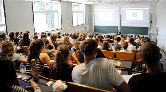 Die 350 Schüler füllen zwei große Hörsäle im Mathe-Institut.