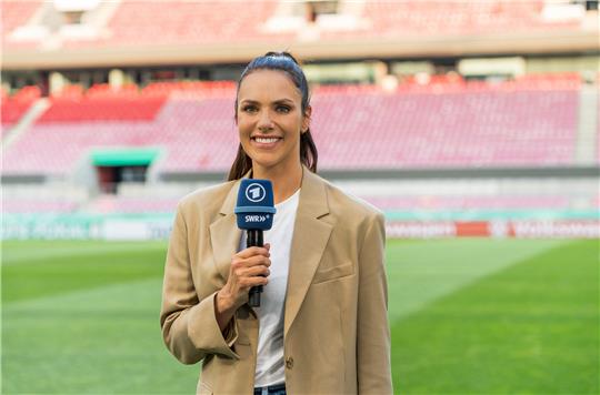 Die 36-Jährige startete ihre Karriere vor elf Jahren beim Pay-TV-Sender Sky. Sie steht seit 2021 für die ARD vor der TV-Kamera. Foto: SWR/Christian Koch