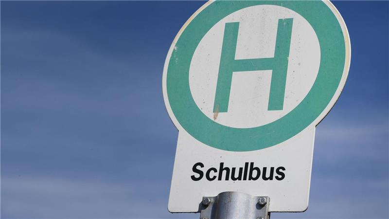Die 45-jährige Busfahrerin verhinderte durch eine Gefahrenbremsung einen Zusammenstoß mit einem Radfahrer, jedoch nicht ohne Kollateralschäden. (Symbolbild)