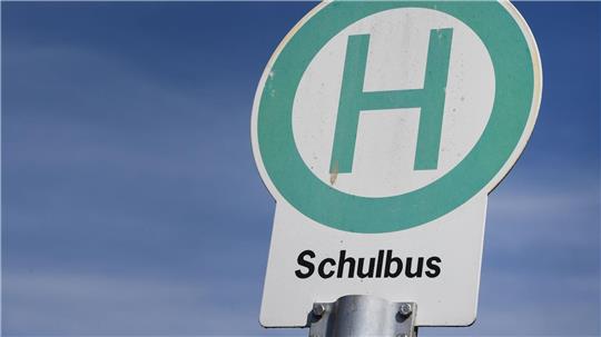Die 45-jährige Busfahrerin verhinderte durch eine Gefahrenbremsung einen Zusammenstoß mit einem Radfahrer, jedoch nicht ohne Kollateralschäden. (Symbolbild)