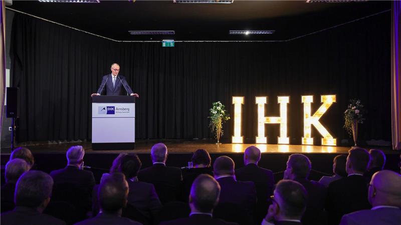 Die 500 Gäste der IHK Arnsberg nahmen die Rede des Sauerländers Merz wohlwollend auf.