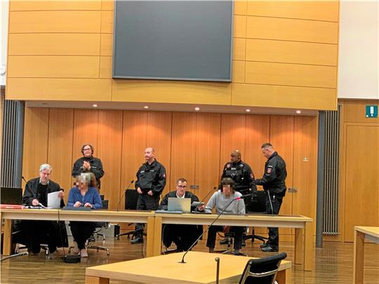 Die 52-jährige Mutter und ihr 56-jähriger Ehemann (Gesichter gepixelt) aus Goslar sind vor dem Landgericht Braunschweig angeklagt wegen Missbrauchs, Vergewaltigung und versuchter Tötung ihrer (Stief-)Tochter.  Foto: Klengel