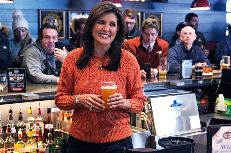 Trump-Haley-Duell in New Hampshire Die 52-jährige Nikki Haley, die als Diplomatin einst Trumps Außenpolitik auf internationaler Bühne zu vertreten hatte, hat aufgeholt und erhofft sich ein starkes Ergebnis.