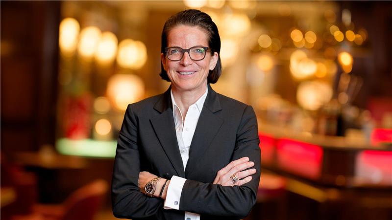 Die 57-Jährige singt Schlager im Playback, tanzt mit ihren Angestellten und erklärt die Arbeit im Hotel.