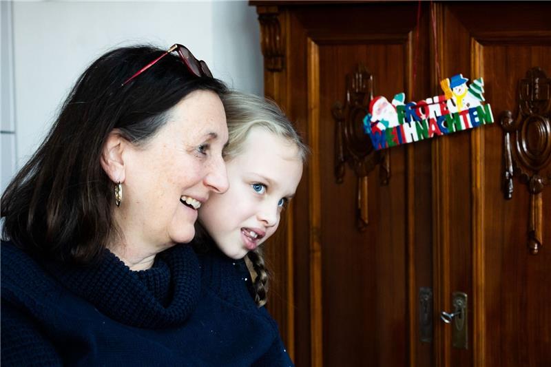 Die 6-jährige Yeva aus der Ukraine schaut in Berlin über die Schulter ihrer Gastgeberin Rosemarie.