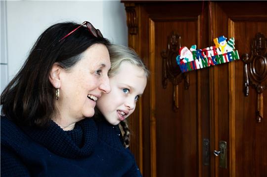 Die 6-jährige Yeva aus der Ukraine schaut in Berlin über die Schulter ihrer Gastgeberin Rosemarie.