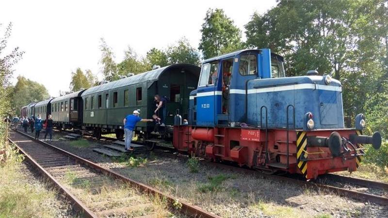 Die 60 Jahre alten Dieselöl-Lok und die fast 100-jährigen Plattformwagen werden am Sonntag im herbstlichen Nordharz unterwegs sein.
