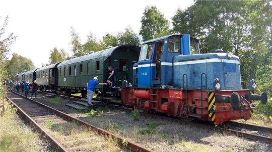Die 60 Jahre alten Dieselöl-Lok und die fast 100-jährigen Plattformwagen werden am Sonntag im herbstlichen Nordharz unterwegs sein.