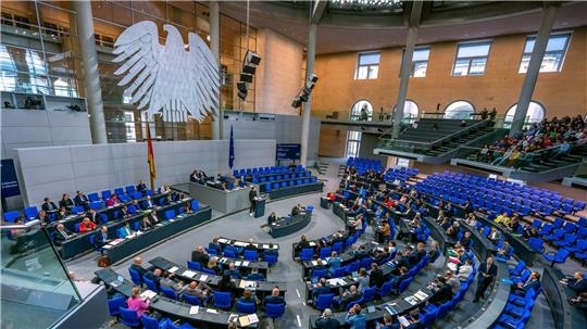 Die 630 Bundestagsabgeordneten werden in diesem Jahr wohl keine Erhöhung bekommen - doch wann wird das beschlossen? (Archivbild)
