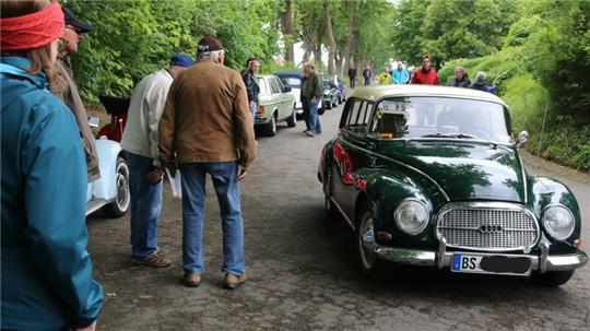 Die 72 Oldtimer, heimisch zwischen Braunschweg und Osterode, locken zahllose Bewunderer.