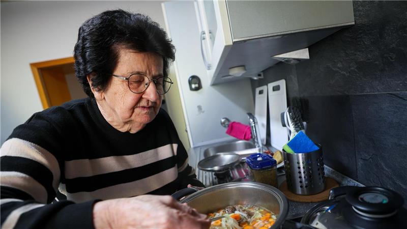 Erfolgsrezept Natürlichkeit: Wenn Oma viral geht Die 79-Jährige kocht immer noch gerne jeden Tag selbst.