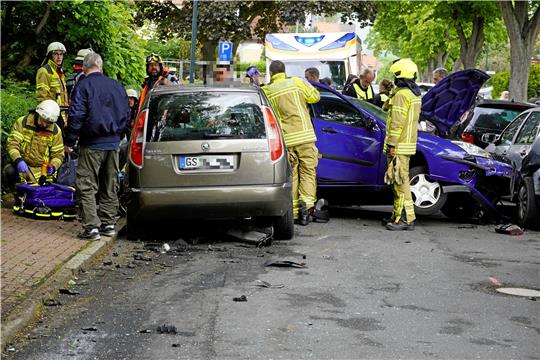 Die 88-Jährige rast mit dem Skoda über den Gehsteig und prallt gegen einen haltenden Ford, der quer über die Fahrbahn geschoben wird. Allein dabei werden vier Personen verletzt. Fotos: Schlegel