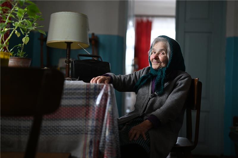 Die 91-jährige Hanna Mykhaylivna nahe der Grenze zu Belarus war früher Lehrerin und will vor den Russen nicht fliehen. Foto: Reto Klar/Funke FS