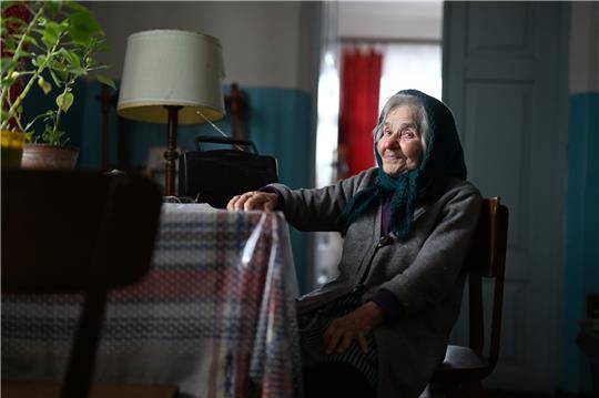 Die 91-jährige Hanna Mykhaylivna nahe der Grenze zu Belarus war früher Lehrerin und will vor den Russen nicht fliehen. Foto: Reto Klar/Funke FS