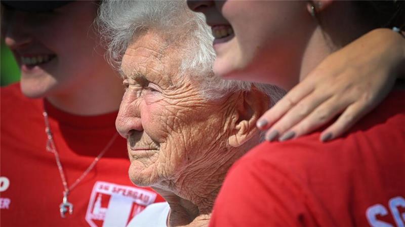 Die 98-jährige Johanna Quaas lebt, was Altersforscher raten: Teilhabe hält jung. (Archivbild)