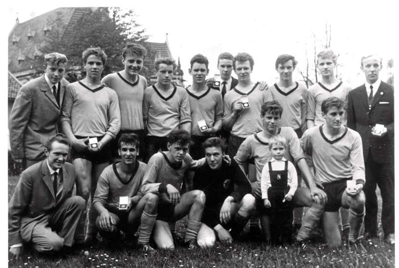 Die A-Jugend des BSV nach dem Gewinn der Bezirksmeisterschaft mit einem Heimsieg gegen Eintracht Braunschweig.  Foto: Privat