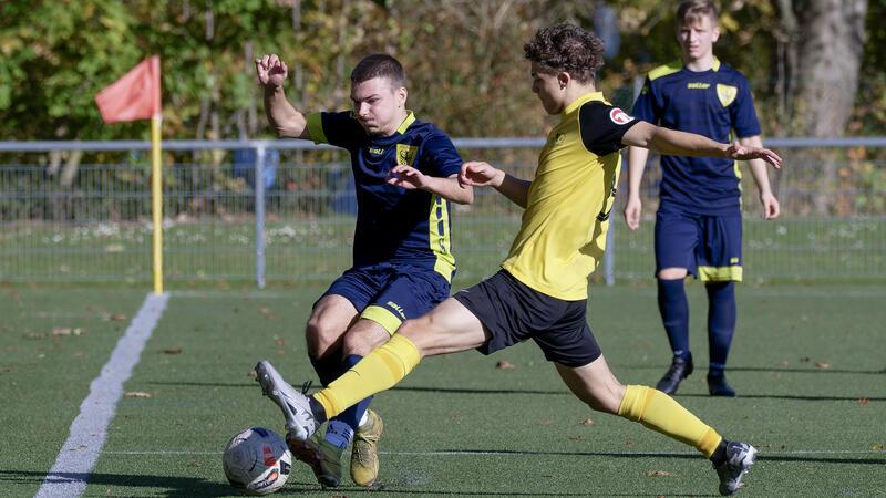 Goslarer A-Junioren erkämpfen sich zweiten Punkt Die A-Junioren der JSG Goslar, hier Dennis Zitzer (l.) im Spiel gegen Gifhorn, erkämpfen sich beim JFV Eichsfeld ihren zweiten Punkt.