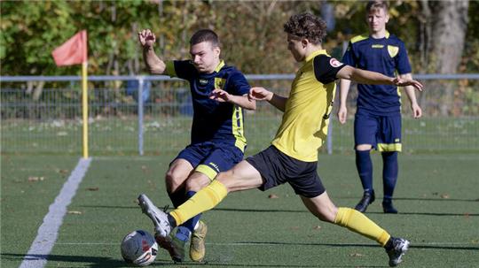 Die A-Junioren der JSG Goslar, hier Dennis Zitzer (l.) im Spiel gegen Gifhorn, erkämpfen sich beim JFV Eichsfeld ihren zweiten Punkt.