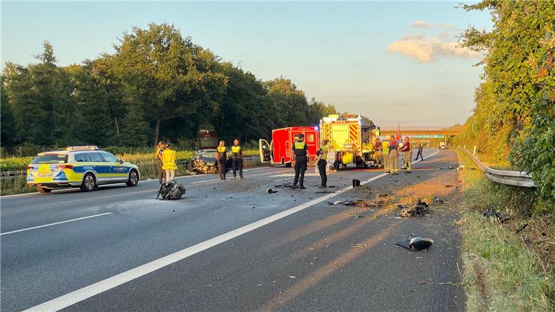 Die A2 war gegen 23.00 Uhr weiterhin gesperrt - ein Ende war zunächst nicht absehbar.