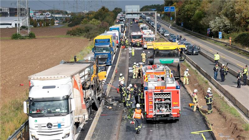 Die A59 wurde zunächst in beide Richtungen gesperrt.